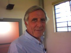 Piedi nudi, jeans, capelli al vento e via: ciao Gigi!