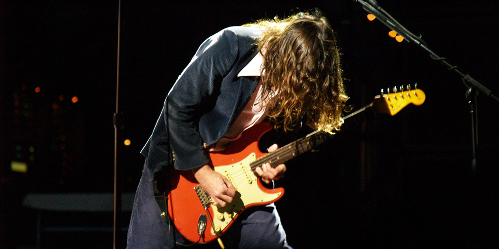 10 chitarristi famosi che non sono capaci di suonare la chitarra - John Frusciante